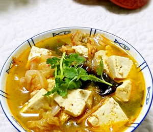 辣白菜炖豆腐汤的家常做法