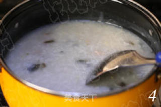 传统广式煲粥中最常见的一道 皮蛋瘦肉粥的做法步骤：4