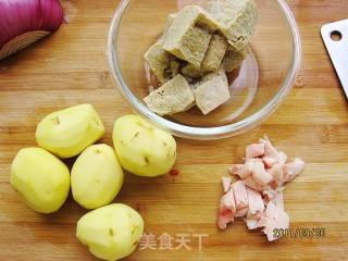 土豆炖冻豆腐的做法步骤：1