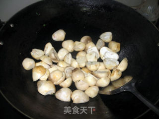 清炒草菇的做法步骤：2