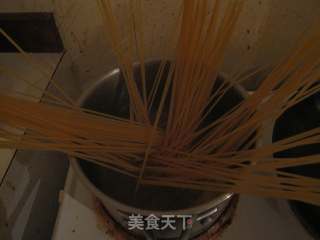 【培根蛋酱意面】spaghetti de carbonara的做法步骤：2