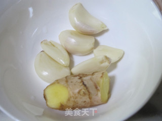 香菇黄焖鸡的做法步骤：2