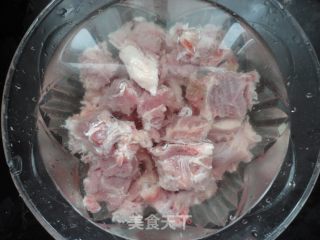 电饭锅也能做出美味饭食之一------电饭锅烧排骨的做法步骤：2