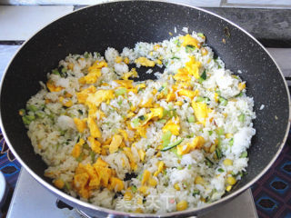 黄瓜鸡蛋玉米粒炒饭的做法步骤：10