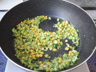 黄瓜鸡蛋玉米粒炒饭的做法步骤：7