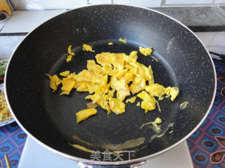 黄瓜鸡蛋玉米粒炒饭的做法步骤：4