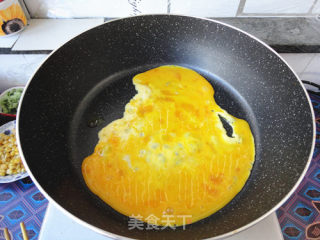 黄瓜鸡蛋玉米粒炒饭的做法步骤：3