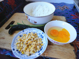 黄瓜鸡蛋玉米粒炒饭的做法步骤：1