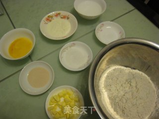 奶香面包——电动打蛋器和面、烤箱发酵法的做法步骤：1