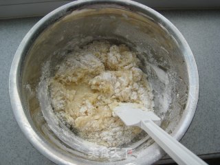 奶香面包——电动打蛋器和面、烤箱发酵法的做法步骤：2