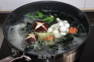 【美味素食】鲜菇海菜素菌汤的做法步骤：7