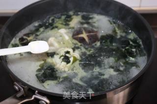 【美味素食】鲜菇海菜素菌汤的做法步骤：8