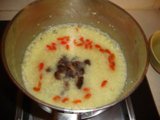 海参小米粥的做法步骤：4