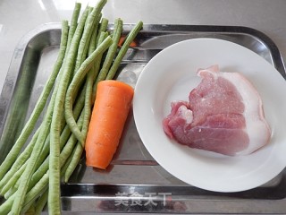 胡萝卜豆角焖饭的做法步骤：1