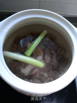 白萝卜牛肉汤的做法步骤：4