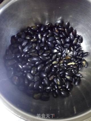 炒黑豆～五香黑豆～盐炒黑豆～油炒黑豆的做法步骤：3