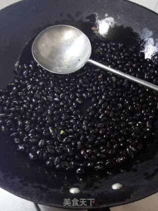 炒黑豆～五香黑豆～盐炒黑豆～油炒黑豆的做法步骤：5