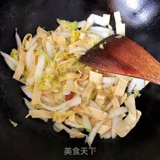 白菜炒豆皮的做法步骤：6