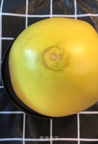 剥柚子的做法步骤：1