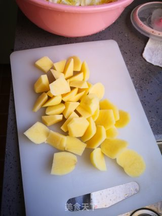 白菜炖土豆的做法步骤：2