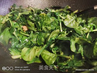 虾仁炒菠菜的做法步骤：3