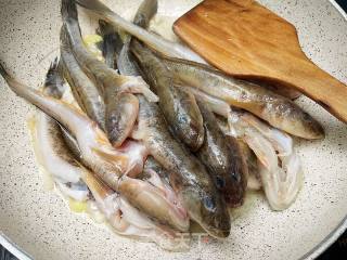 红烧杂鱼 ~鲶鱼的做法步骤：4
