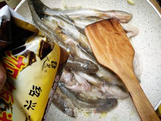 红烧杂鱼 ~鲶鱼的做法步骤：5