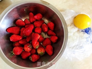 家庭版自制草莓酱的做法步骤：1