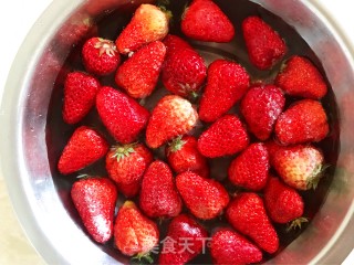 家庭版自制草莓酱的做法步骤：2