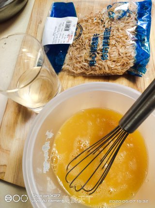 鸡蛋虾米的做法步骤：2