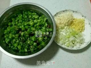 清炒线椒(西安-炒绿辣子)的做法步骤：2
