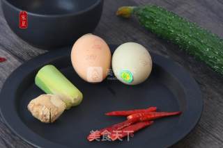 『家夏』家常黄瓜炒鸡蛋 超级美味简单快手菜的做法步骤：1