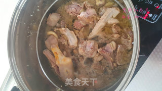 【东北特色菜】铁锅炖大鹅的做法步骤：1