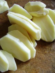剁椒蒸土豆的做法步骤1