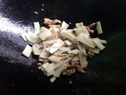 瘦肉炒鸡腿菇的做法