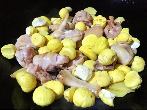 板栗焖鸡肉的做法