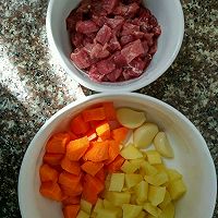 土豆牛肉焖饭的做法图解1
