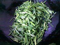 肉丝豆干炒韭苔的做法步骤6