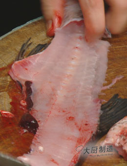 滋补鱼汤步骤图2片下鱼肉