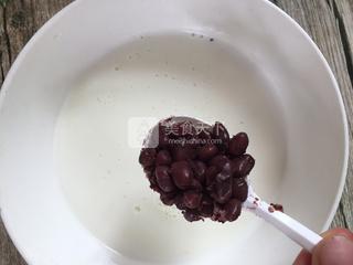 自制牛奶红豆冰棍的做法步骤：1