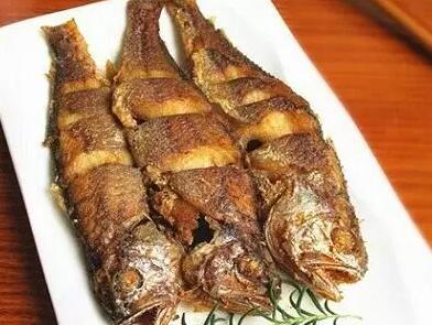鱼鲜美味煎焗黄花鱼怎么做？