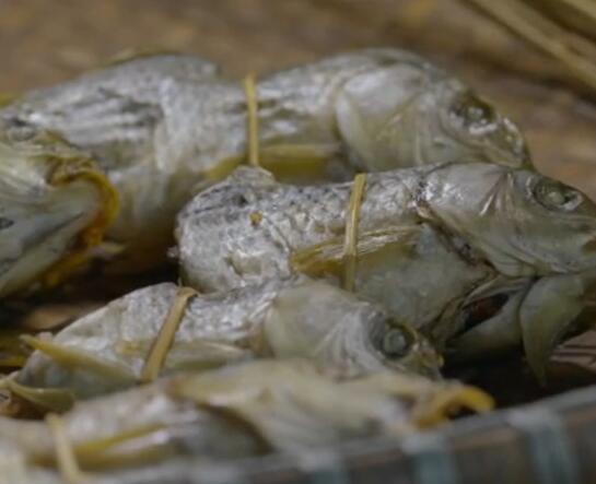 贵州美食糯米稻花鱼怎么做？