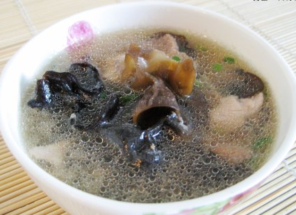 木耳冬菇瘦肉汤