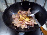电饭煲版鸡炖板栗汤的做法步骤7