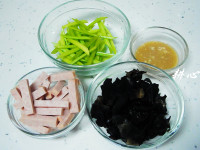 芹菜木耳炒午餐肉的做法步骤2