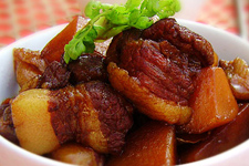 红烧肉炖土豆的家常做法 