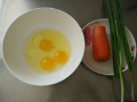 胡萝卜香葱蛋饼的做法步骤1