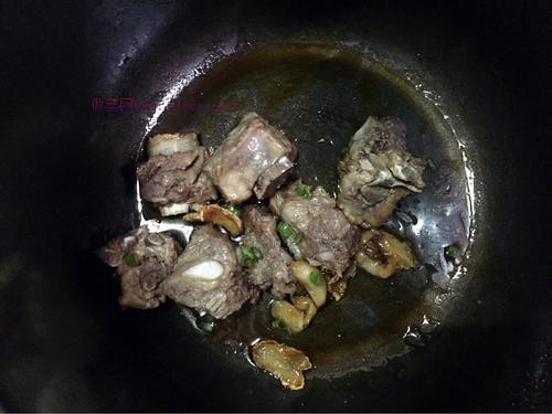 电饭锅焖排骨的做法
