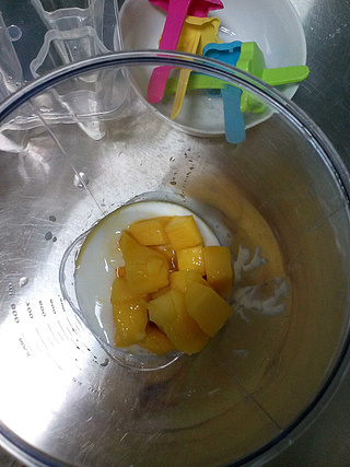 酸奶芒果冰棍的做法步骤：4