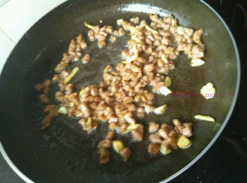 洋葱青椒牛肉丁的做法